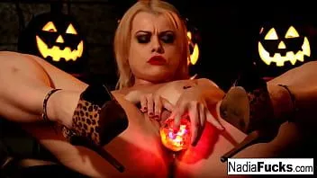 Redare Hot stancked Nadia sărbătorește Halloween-ul făcându-se să esperma!