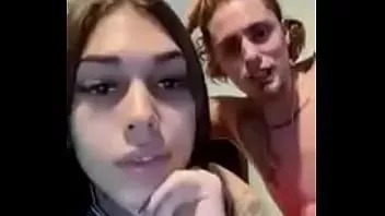 Redare Iubită fierbinte care își arată sânii drăguți pe periscop