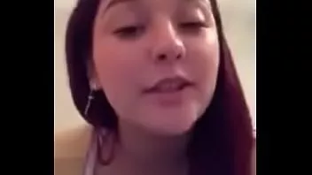 Abspielen Geiles Teen drückt ihre Brustwarzen am Periskop