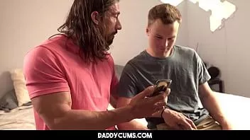 Putar Ayah yang mendukung menonton film porno dengan putra - pemberani , brent utara