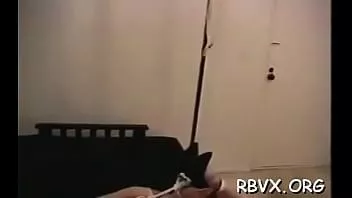 play 彼女のブラジャーなしでカメラにポーズをとる蜂蜜