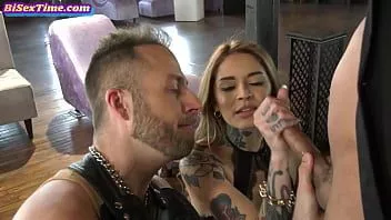 Abspielen Freundin reitet Bisexuelle im MMF-Trio nach BJ und Rimming