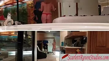play Karısı, pizza teslimatı yapmaya cüret ediyor ve teslimatçıyı otelimizde teşhir ediyor