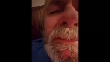 Oynat Baba vuruş onun horoz için kızı