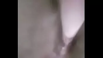 Abspielen Kleine große Mama genießt den besten Finger- und Deepthroating-Dildo