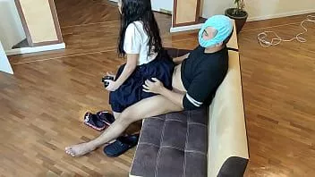 Riproduci Mia nipote si è seduta sulle mie gambe e ho tolto il controllo per giocare non ho potuto resistere al movimento del suo culo sul mio cazzo