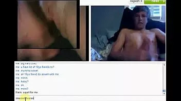 Afspelen Omegle super hete 18-jarige blonde twink trekt zich af tot 38-jarige milf op camera