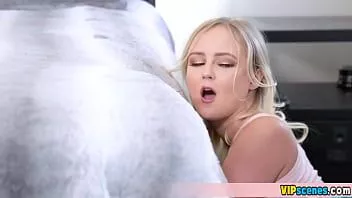 Afspelen Extra kleine blonde meid wordt geneukt in vreemde posities