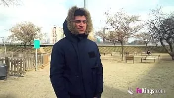 Играть Подростковая рыжая крошка и ее любовь к публичному сексу :-d