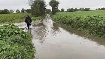 Redare Câmpuri noroioase, costum de ploaie în ploaie (wam, umed și dezordonat)