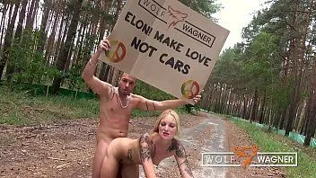 Redare Protestul Tesla! nud în public pentru un bine mai mare! Kitty Blair protestează împotriva lui Tesla și își fuge ajutorul în aer liber! wolfwagner.com