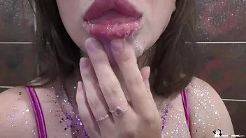 play Seksowna laska głęboko ssie kutasa i bawi się spermą w ustach