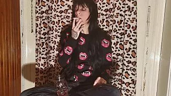 play Garota gótica fumando depois de um longo dia nos bastidores pt1 hd