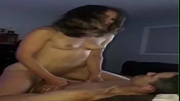 تشغيل ركوب قضيب كبير أثناء وجود زوجك في العمل