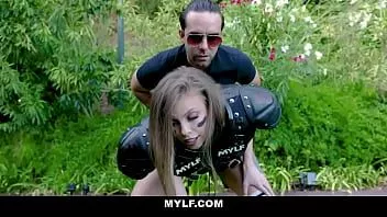 Abspielen Sexy sportliche MILF spielt mit Eiern