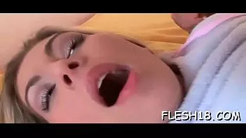 play Erika senzuală, cu sâni mari naturale, fuge într-un hardcore non-stop