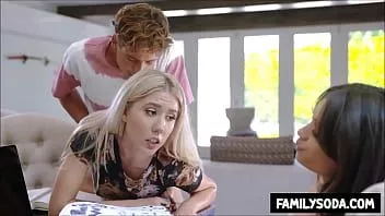 play Ich ficke meine Schwester neben ihrer besten Freundin