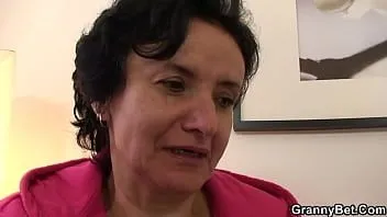 Abspielen Alte brünette oma gibt ihm einen blowjob und reitet seinen schwanz