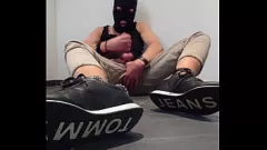 Abspielen Mit Sperma bedeckter Amateur-Fußfetisch – Sneaker-liebender Hengst geht barfuß und schluckt Bukkake