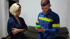 Reproducir Un electricista recibe un pago por sexo con una nena rusa