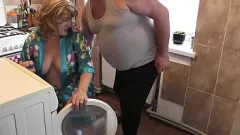 play Viejo y joven hardcore - La sexy MILF Frina se llena de semen en la cocina