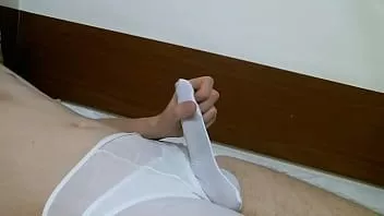 play 私の白いパンティーをコックソックで手コキして中出し