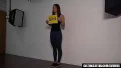 play Vollbusige brünette Studentin filmt einen Hardcore-Porno