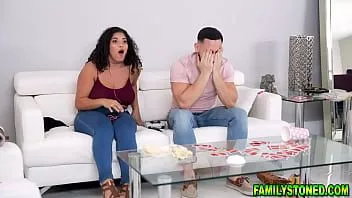 Riproduci La sorellastra ha appena visto che non ne ha mai abbastanza della grossa carne del suo fratellastro