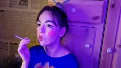 再生 セクシーな日本の義理の姉妹の喫煙フェチ