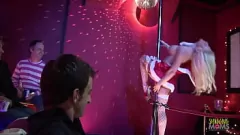 play الاحتفال بعيد الميلاد: الجنس الشرجي مع الجمع بين الأشقر والملف السمراء المخزنة