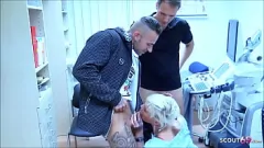 Reproduzir Uma enfermeira alemã gostosa é enganada em um trio selvagem com dois caras em uma clínica: ação hardcore de creampie