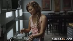 Odtwórz Czarny ojczym rucha się ze swoją niewdzięczną pasierbicą w popierdolonej rodzinnej scenie seksu tabu