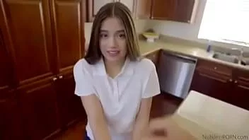 再生 女子学生のルーシー人形はお菓子が食べられない