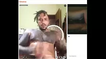play Gorący powieszony wytatuowany mężczyzna z Kostaryki szarpie swojego ogromnego kutasa do pary online